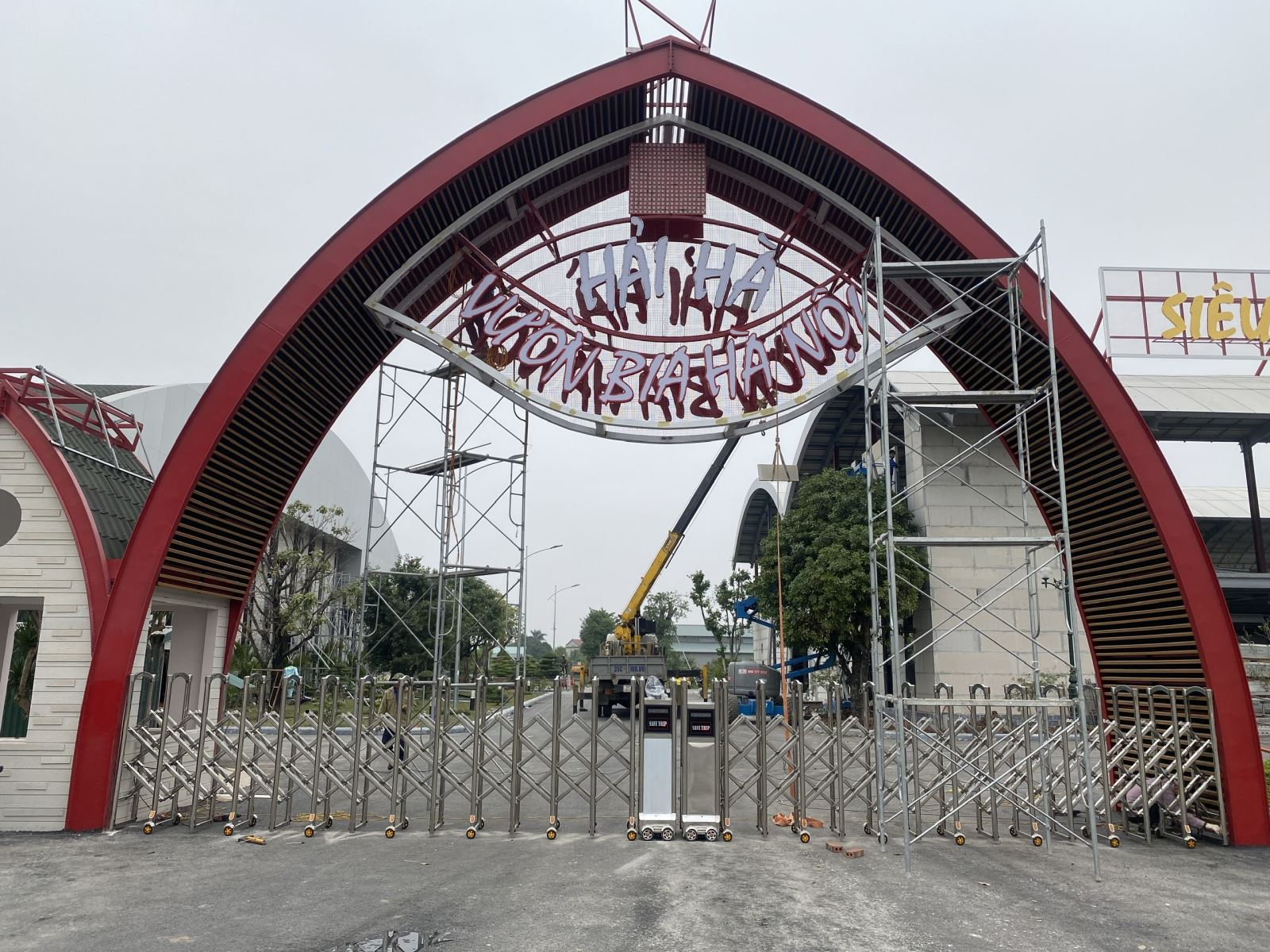 Cổng xếp Inox Vườn Beer Hải Hà - Ninh Bình
